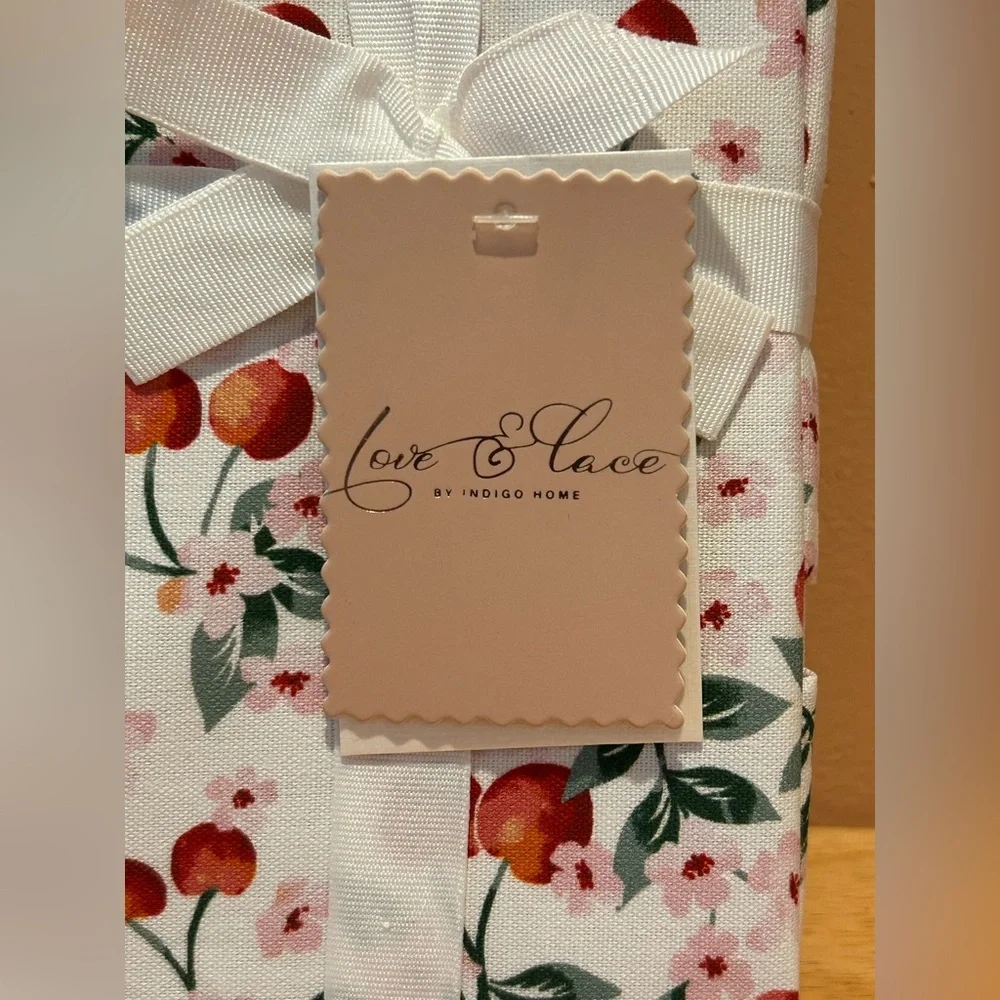 NWTS Love & Lace By Indigo Home Set of 4  Napkins With Cherry Floral Accents.